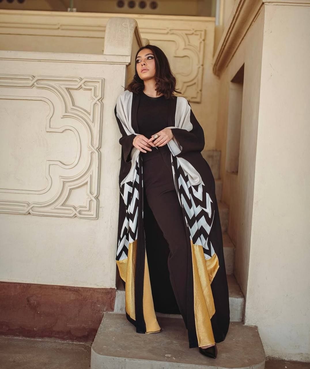 عباية نسائية فاخرة بتصميم عصري ونقوش هندسية