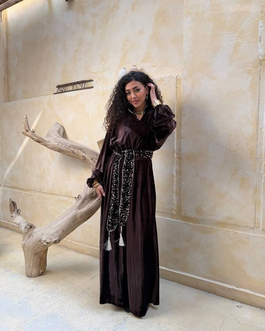 فستان نسائي طويل بتصميم شرقي فاخر