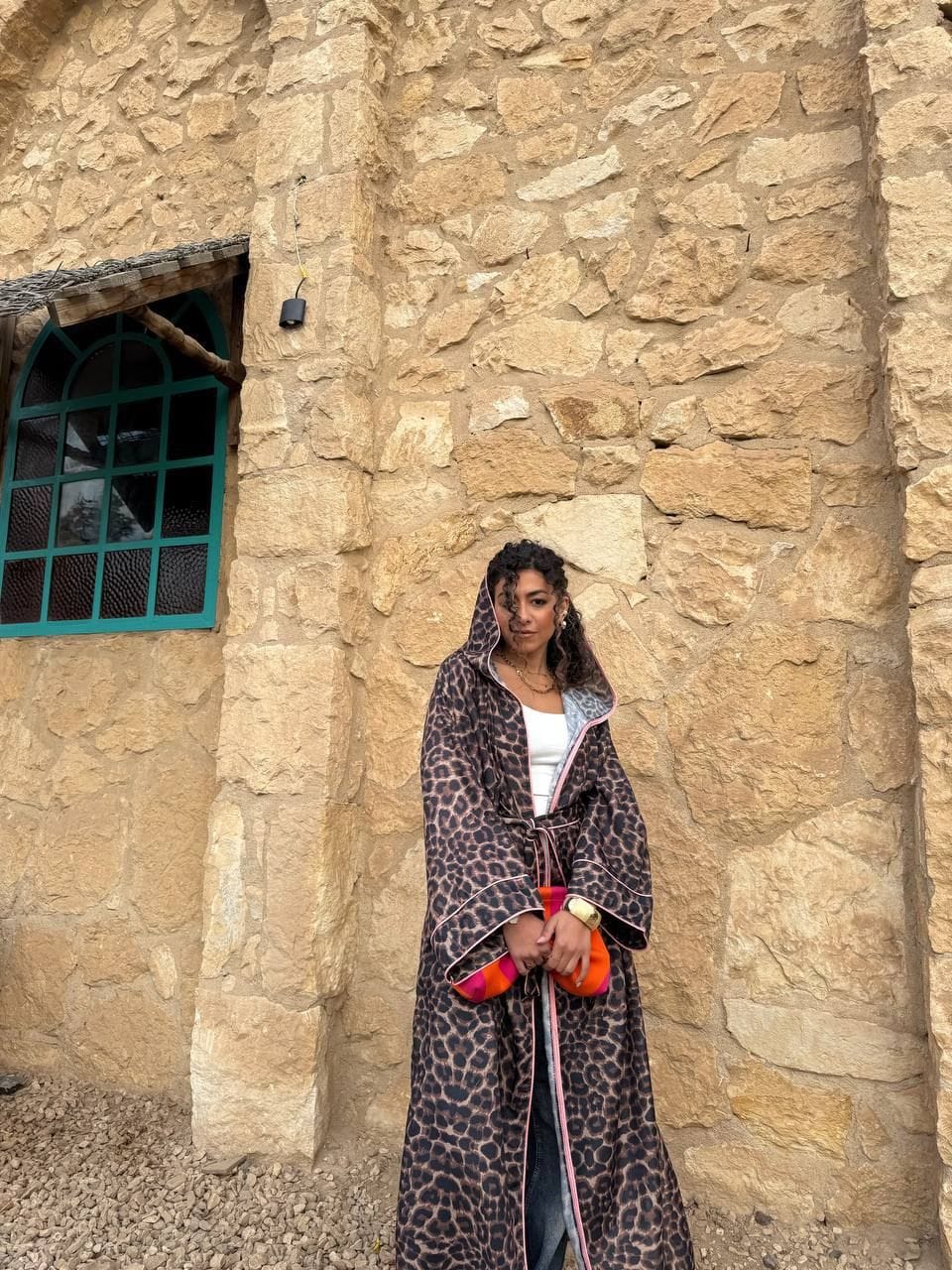 عباية نسائية بنقشة ليوبارد عصرية