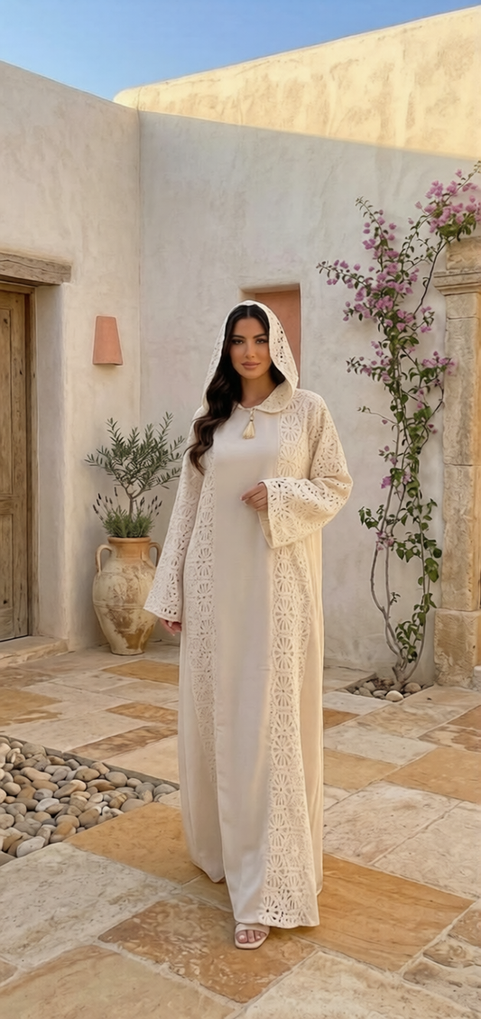 عباية نسائية فاخرة بغطاء رأس وتفاصيل دانتيل أنيقة